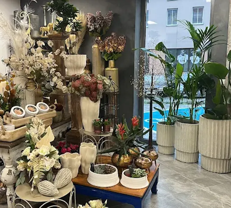 Elegancka kompozycja kwiatowa - Atelier Florystyczne ul. Wałowa 55